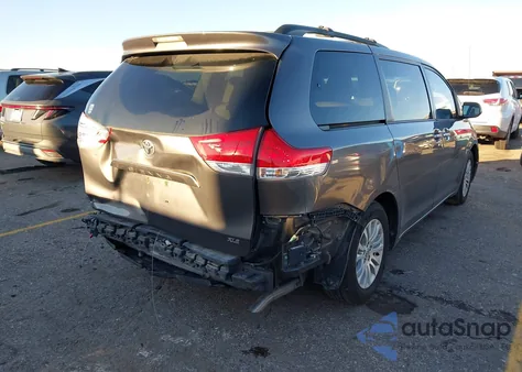 2014 Toyota Sienna Xle V6 8 Passenger z USA, uszkodzony, nr VIN 5TDYK3DC0ES446673